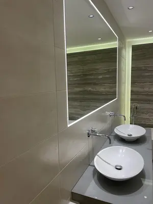 Luxury bathroom tiling — marble feature wall